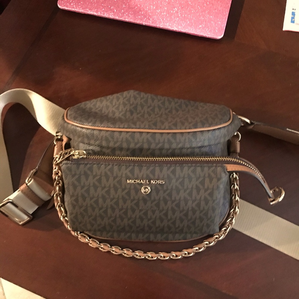 Michael Kors Signature Slater Medium Sling Pack